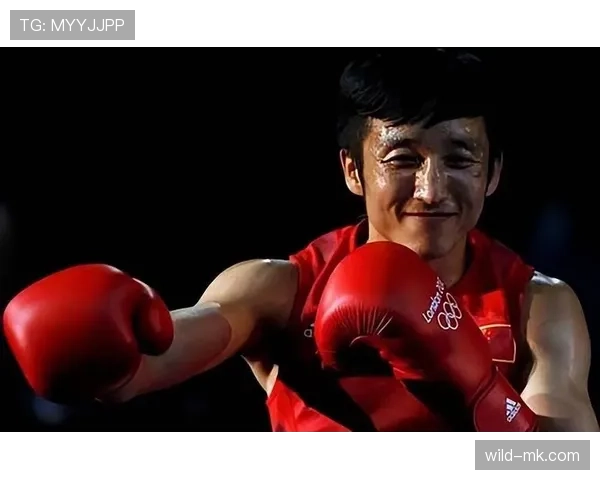 刚刷到邹市明拎塑料袋逛街那张图，拳王和邻居之间的反差我笑抽了